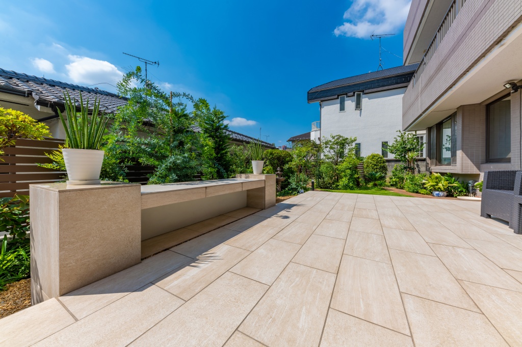 世田谷区 風格あるエントランス空間とタイルデッキのあるお家┃八王子