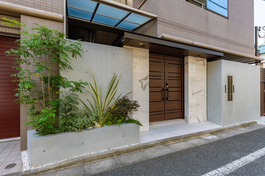 世田谷区 風格あるエントランス空間とタイルデッキのあるお家┃八王子