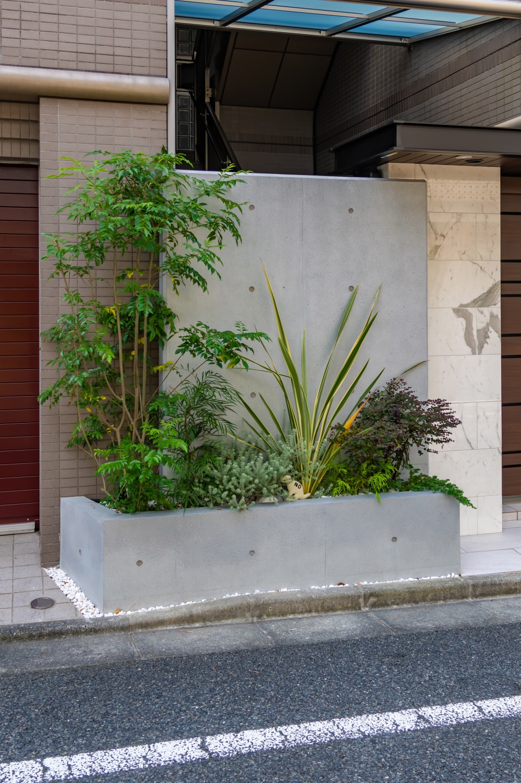 世田谷区 風格あるエントランス空間とタイルデッキのあるお家┃八王子