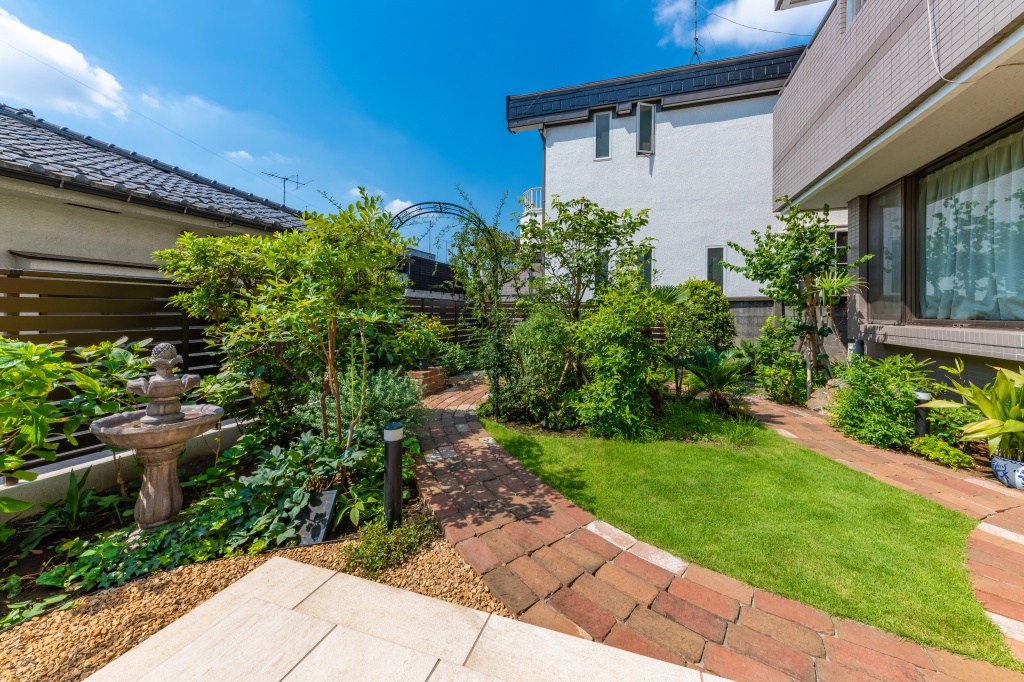 世田谷区 風格あるエントランス空間とタイルデッキのあるお家┃八王子